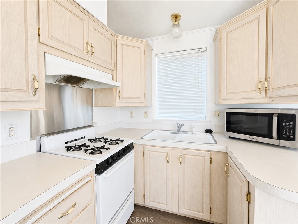 1295 106 S Cawston Avenue #106 Property Photo 3