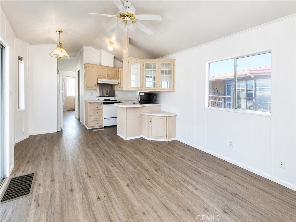 1295 106 S Cawston Avenue #106 Property Photo 5