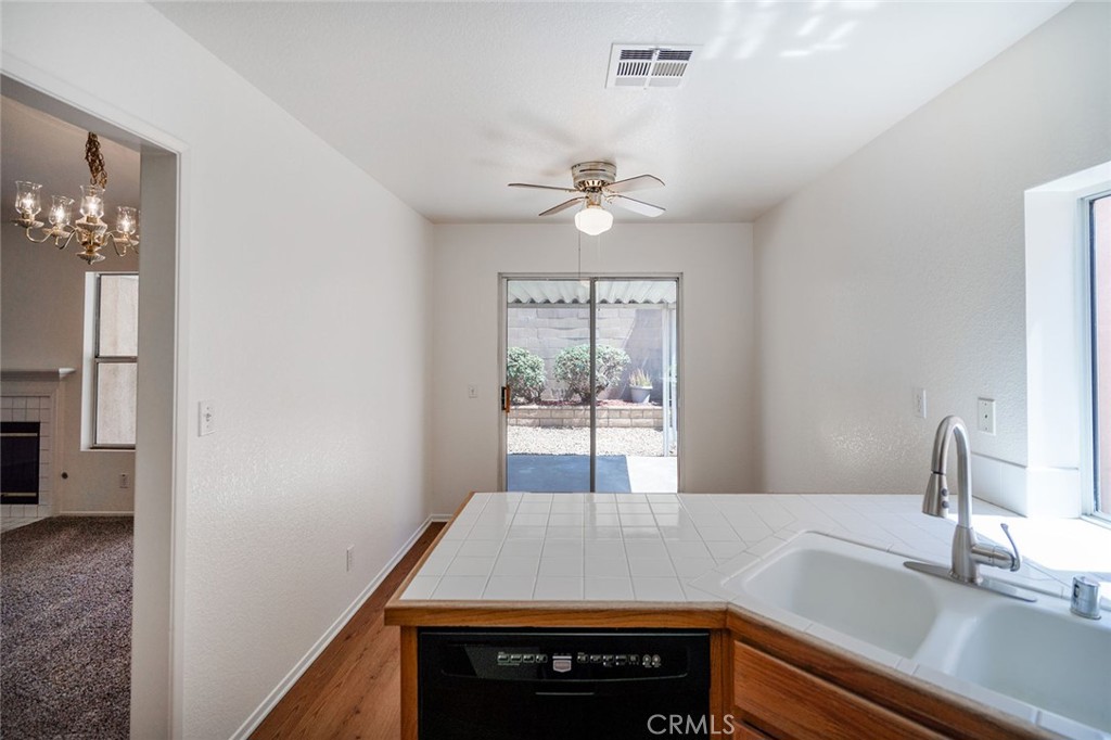 2220 Glenwood Ave Property Photo 11
