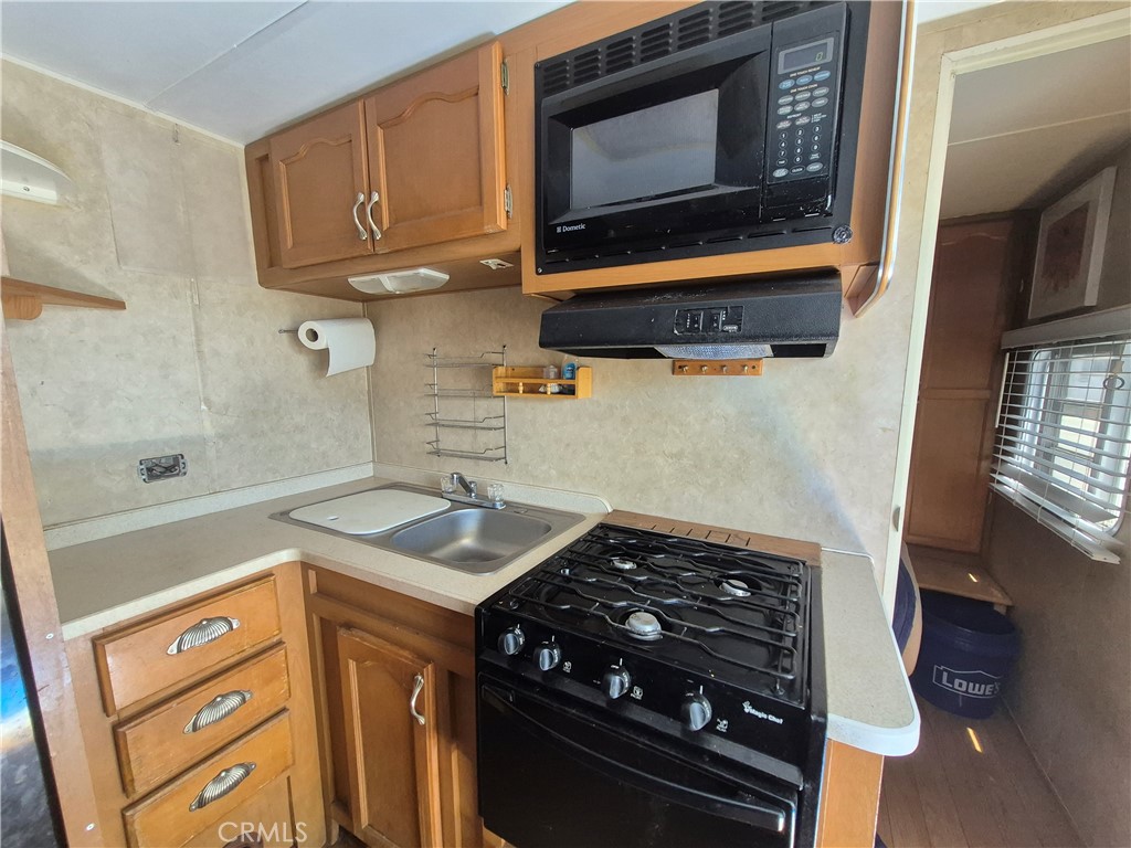 1295 S Cawston Avenue Property Photo 4