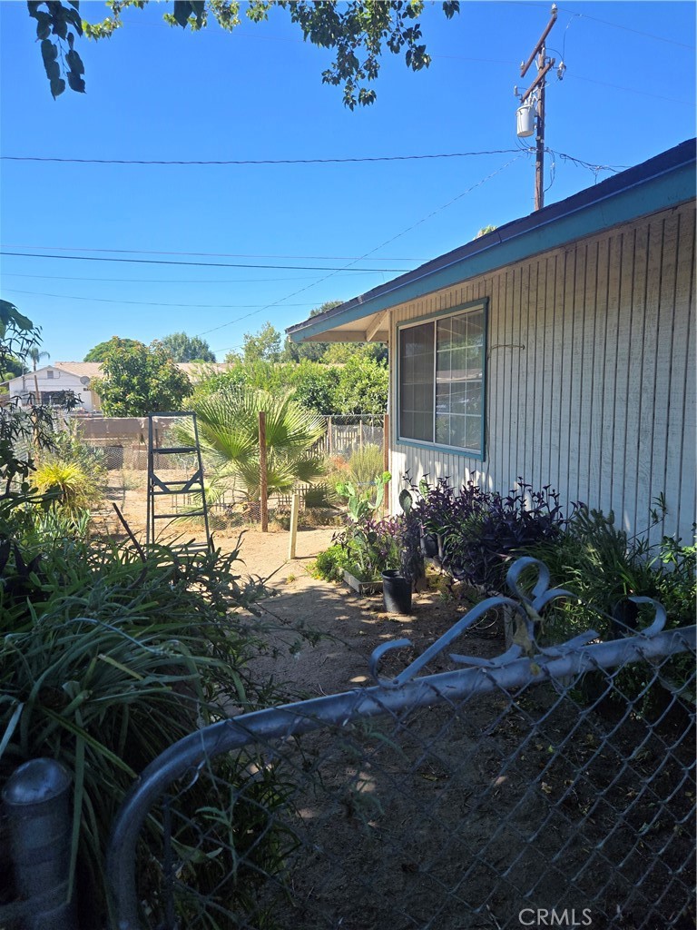 360 W 5th Property Photo 4