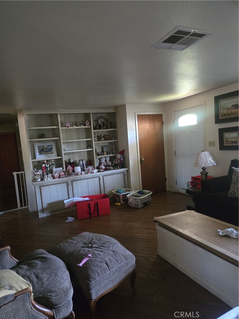 360 W 5th Property Photo 7
