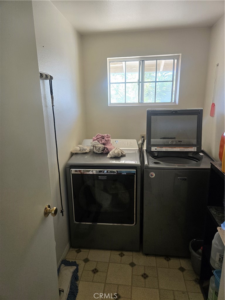 360 W 5th Property Photo 8