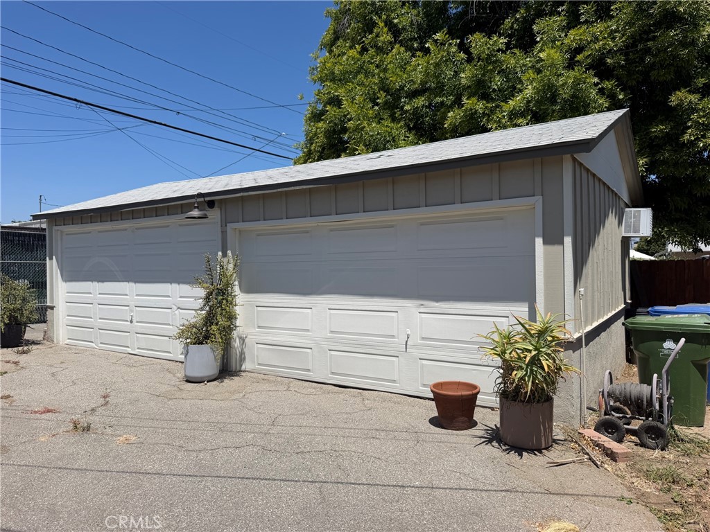17615 Kingsbury Property Photo 1