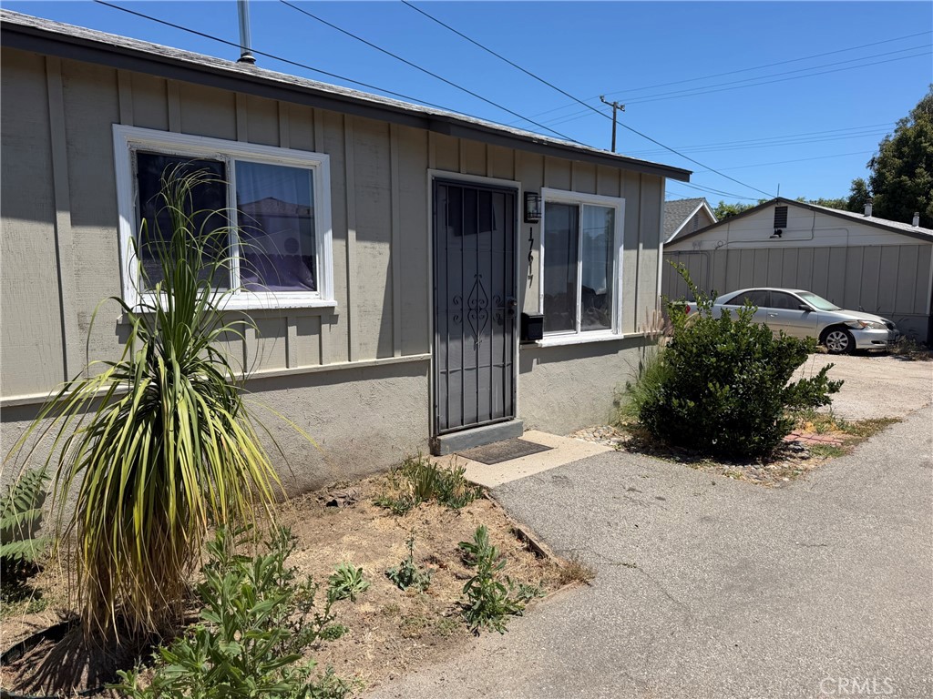17615 Kingsbury Property Photo 3