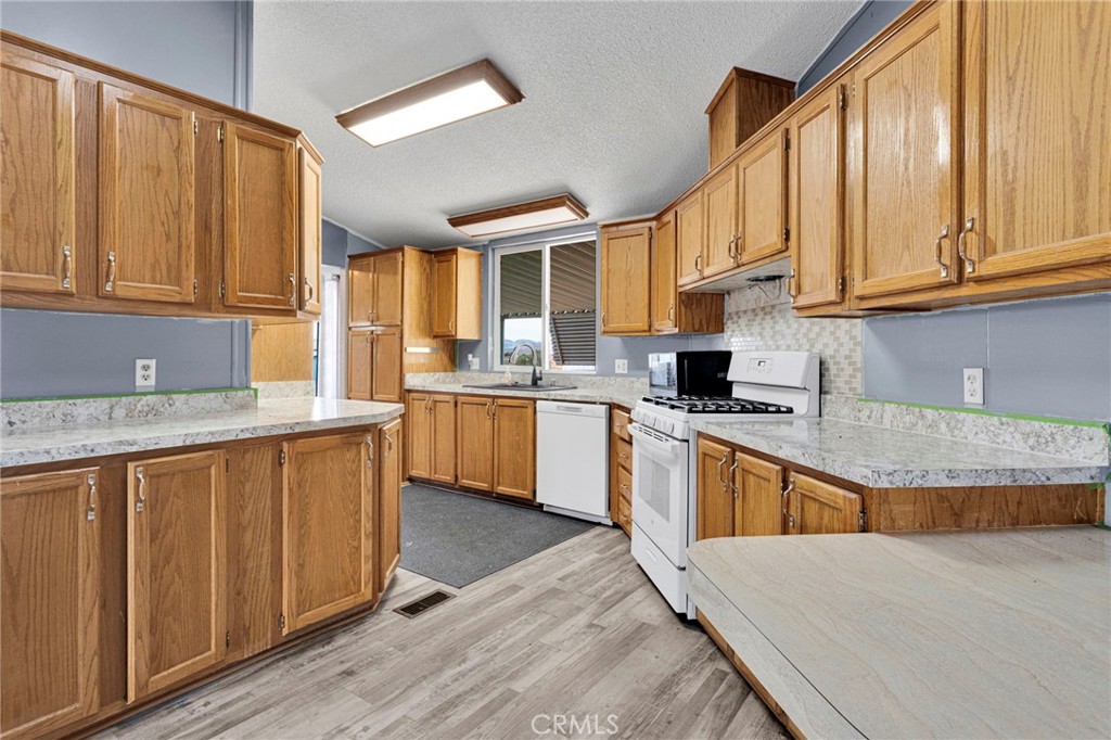 20843 Waalew Rd C6 Property Photo 14