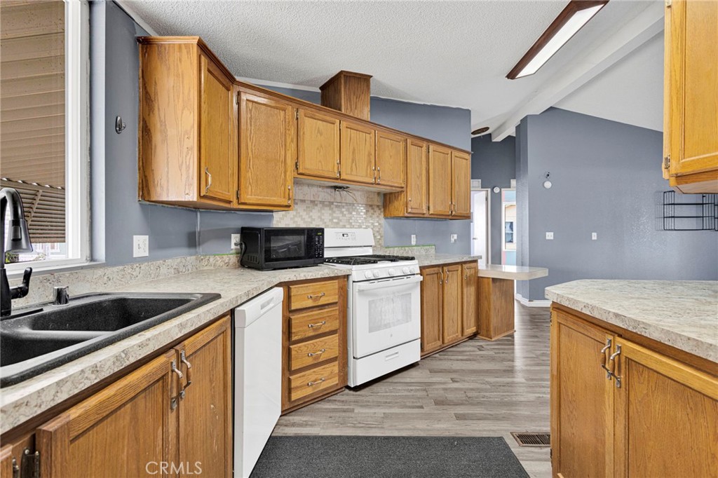 20843 Waalew Rd C6 Property Photo 16
