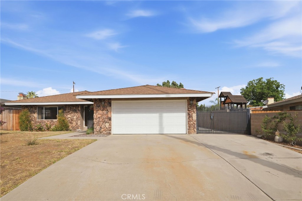 27195 Aurora Property Photo 4