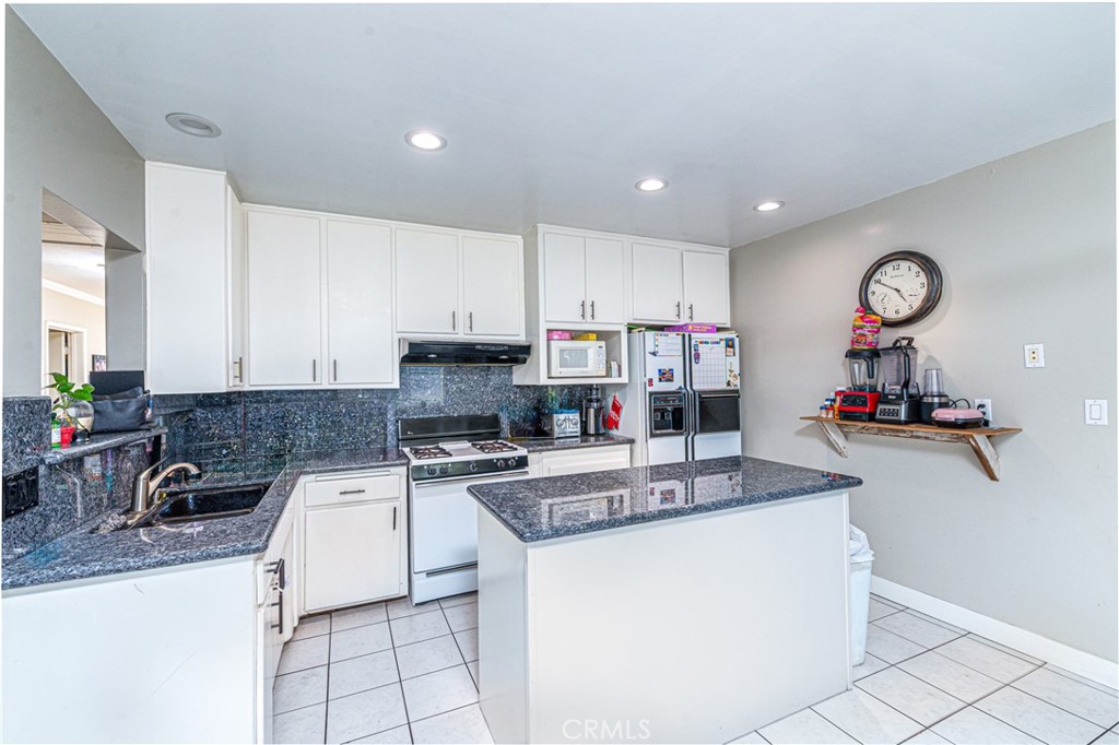 21321 Lemon Property Photo 3