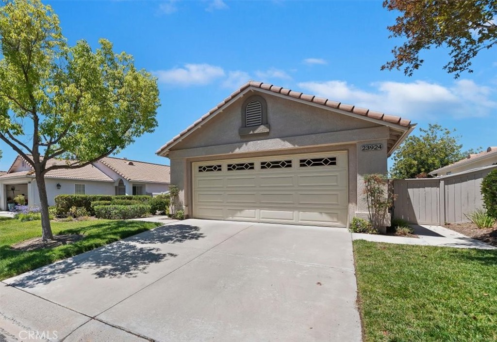 23924 Via Astuto Property Photo 3