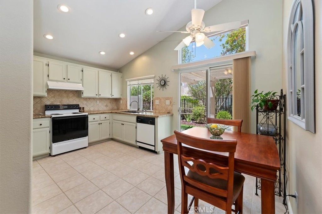 23924 Via Astuto Property Photo 11