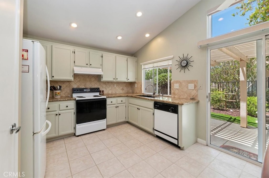 23924 Via Astuto Property Photo 13