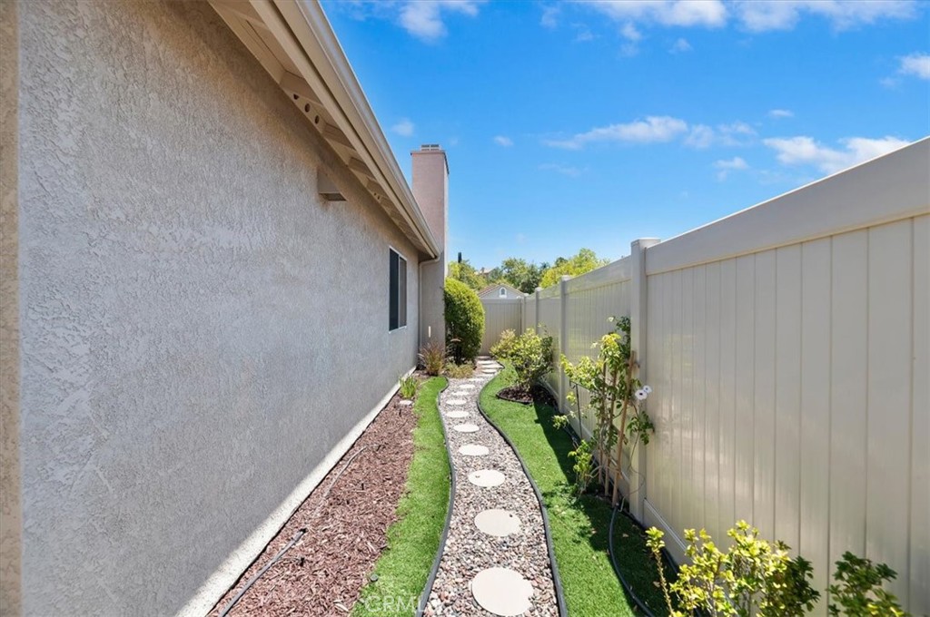 23924 Via Astuto Property Photo 27