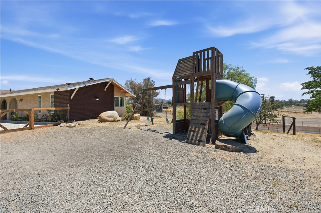 21280 Cielo Vista Property Photo 6