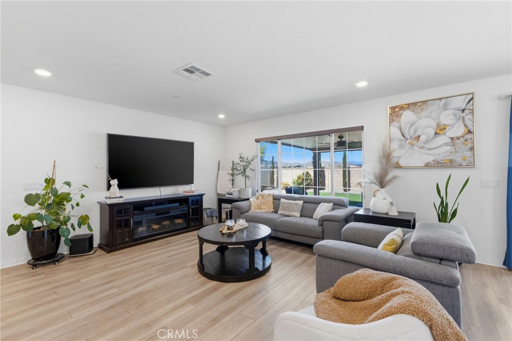 2428 Tulip Property Photo 9