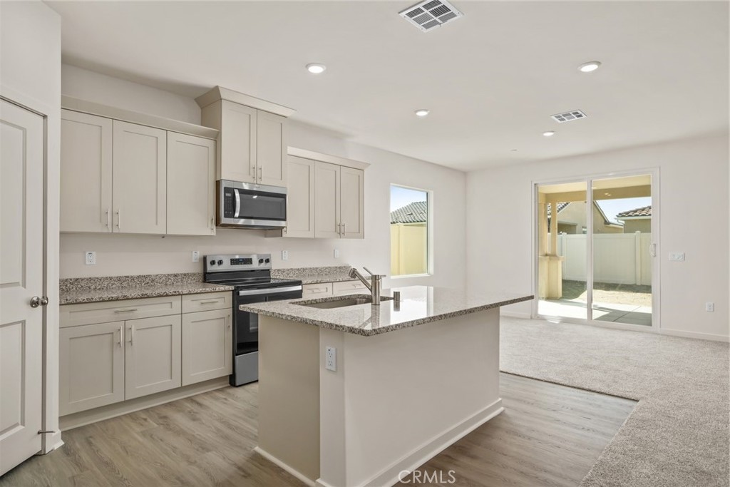752 Lori Tree Property Photo 3