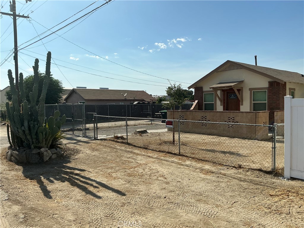 723 W 9th Property Photo 2