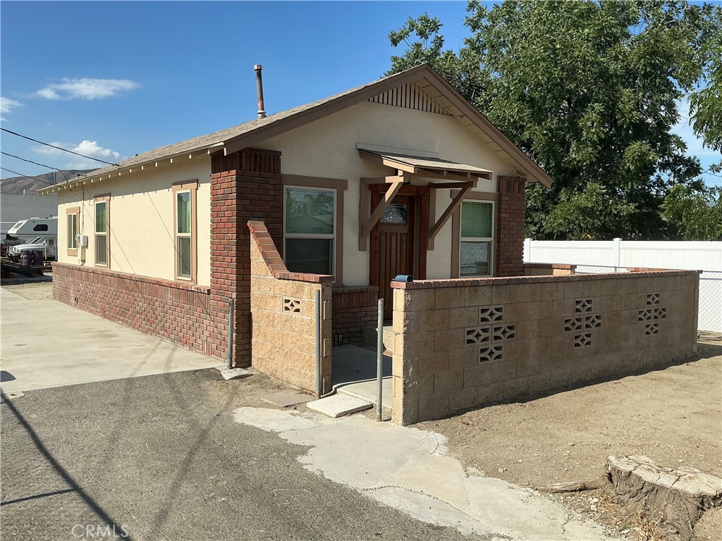 723 W 9th Property Photo 4
