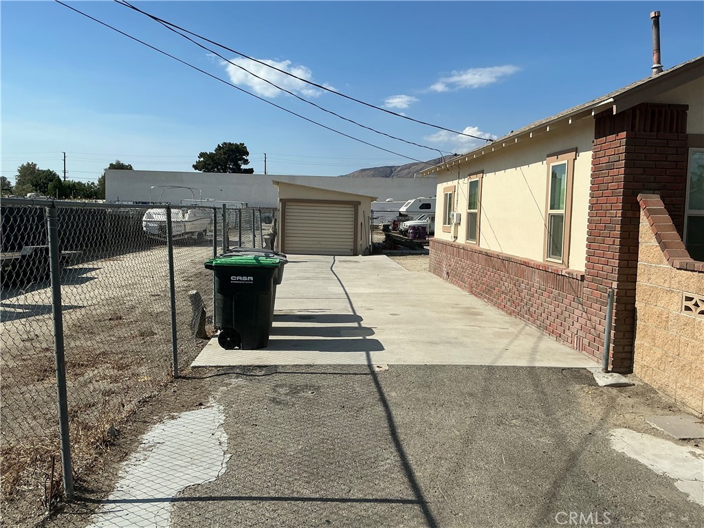 723 W 9th Property Photo 6