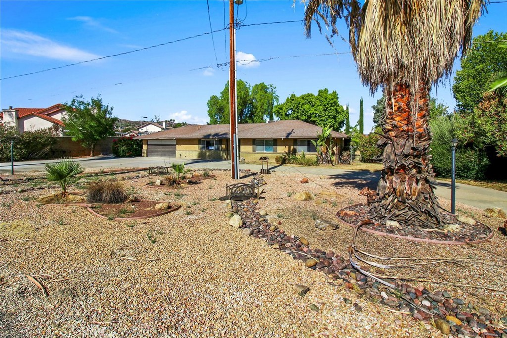27307 Hemet Property Photo 2