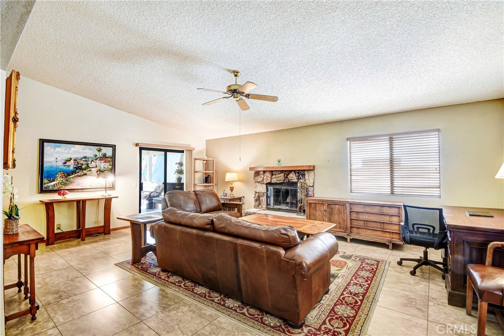3871 Roxbury Drive Property Photo 2