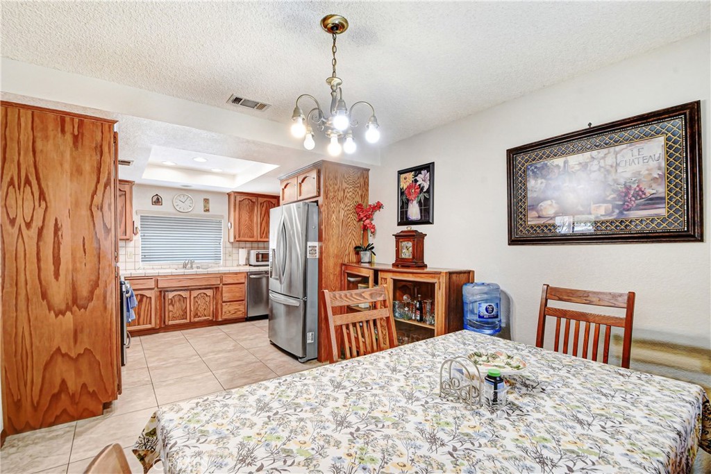3871 Roxbury Drive Property Photo 4