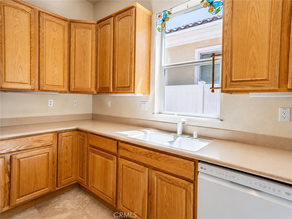 987 Avenal Property Photo 7
