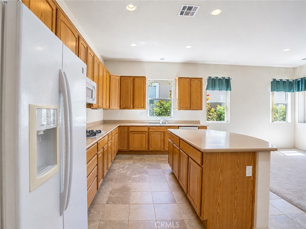 987 Avenal Property Photo 8