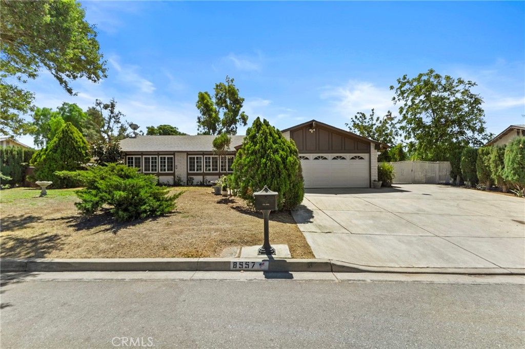 8557 Saddle Creek Drive Property Photo 4