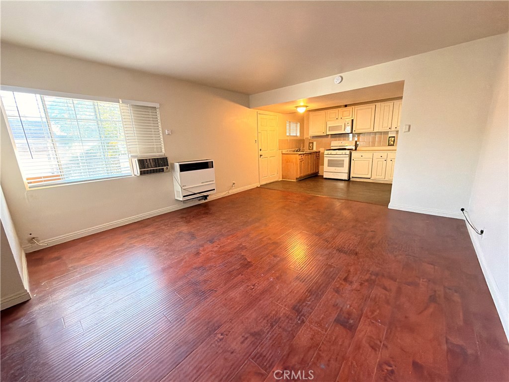 114 N Lewis Property Photo 4