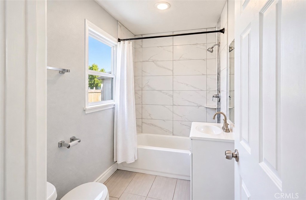 464 W 34th Street Property Photo 7