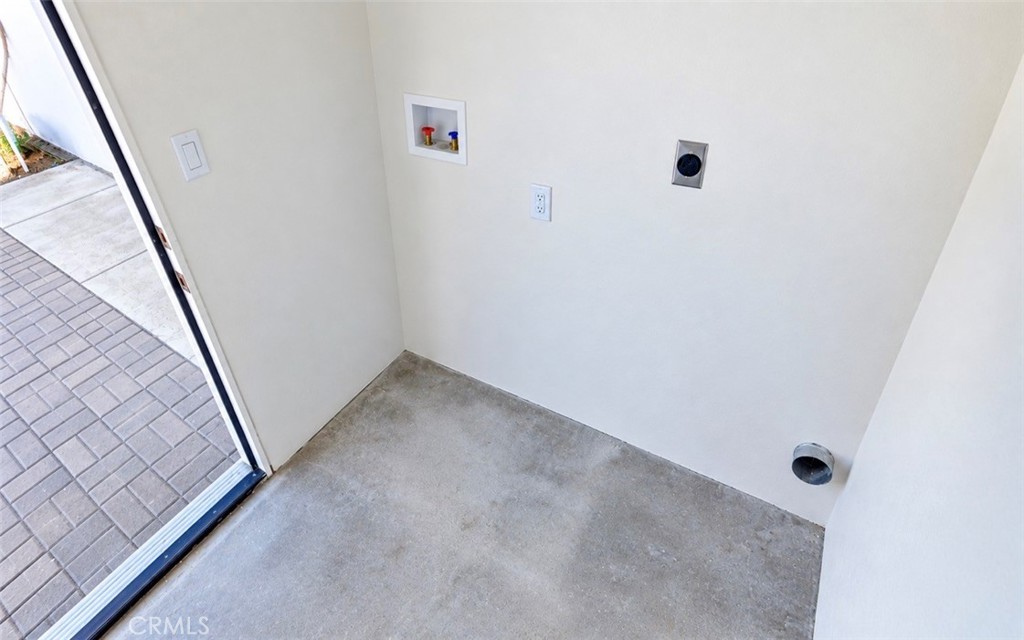 464 W 34th Street Property Photo 9