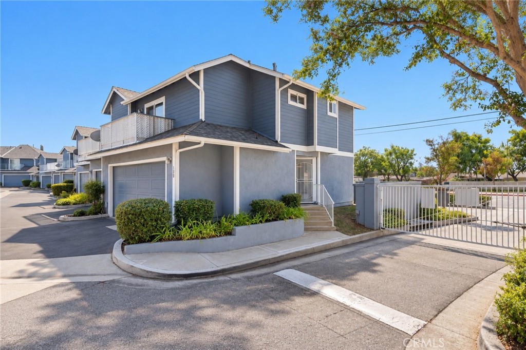 100 N Glendora Property Photo 2