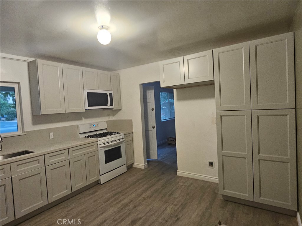 712 E Whittier Property Photo 5