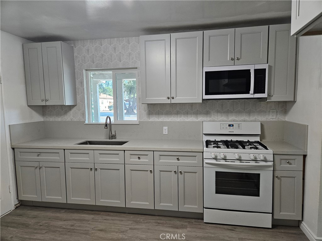 712 E Whittier Property Photo 6