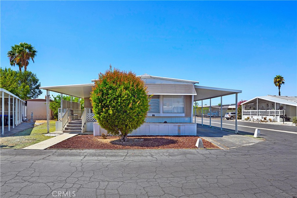 332 N Lyon Avenue 107 Property Photo 2