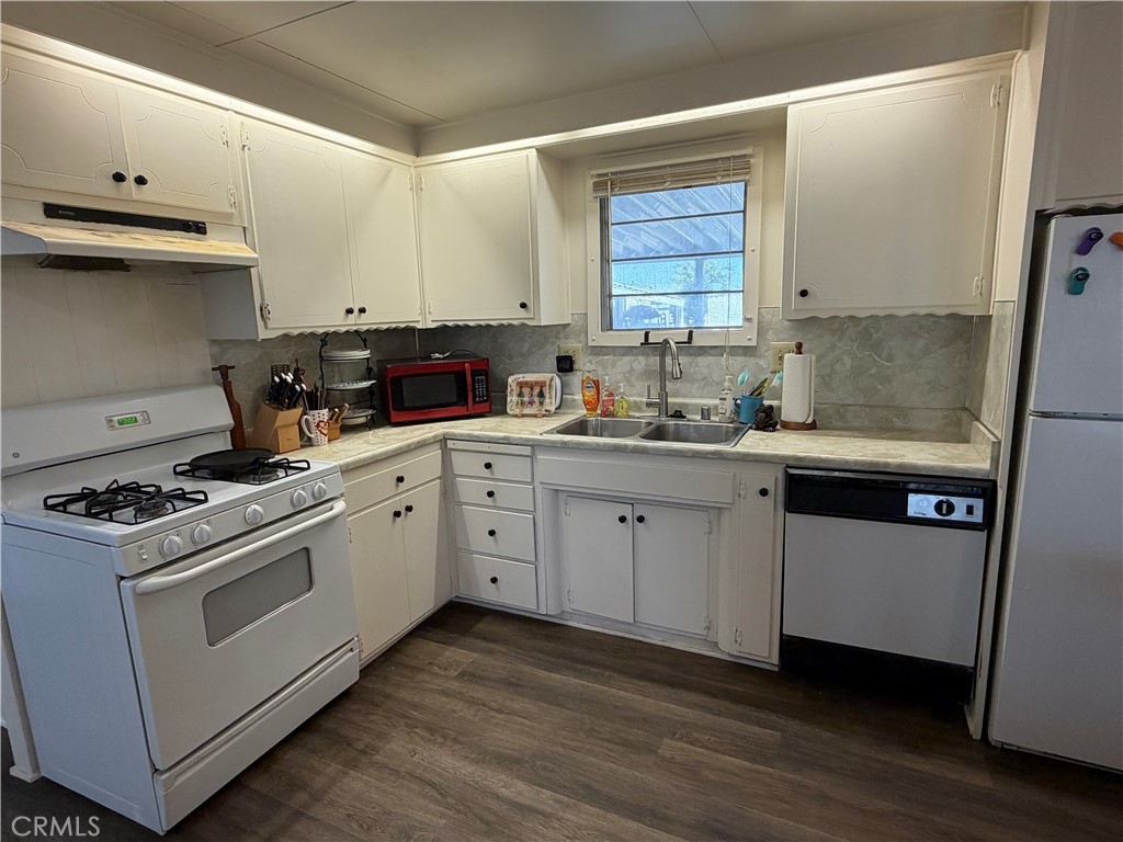 332 N Lyon Avenue 107 Property Photo 4