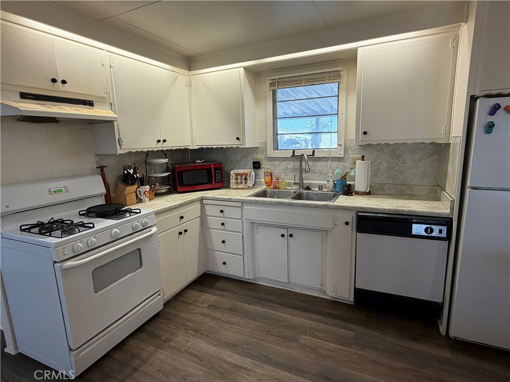 332 N Lyon Avenue 107 Property Photo 5
