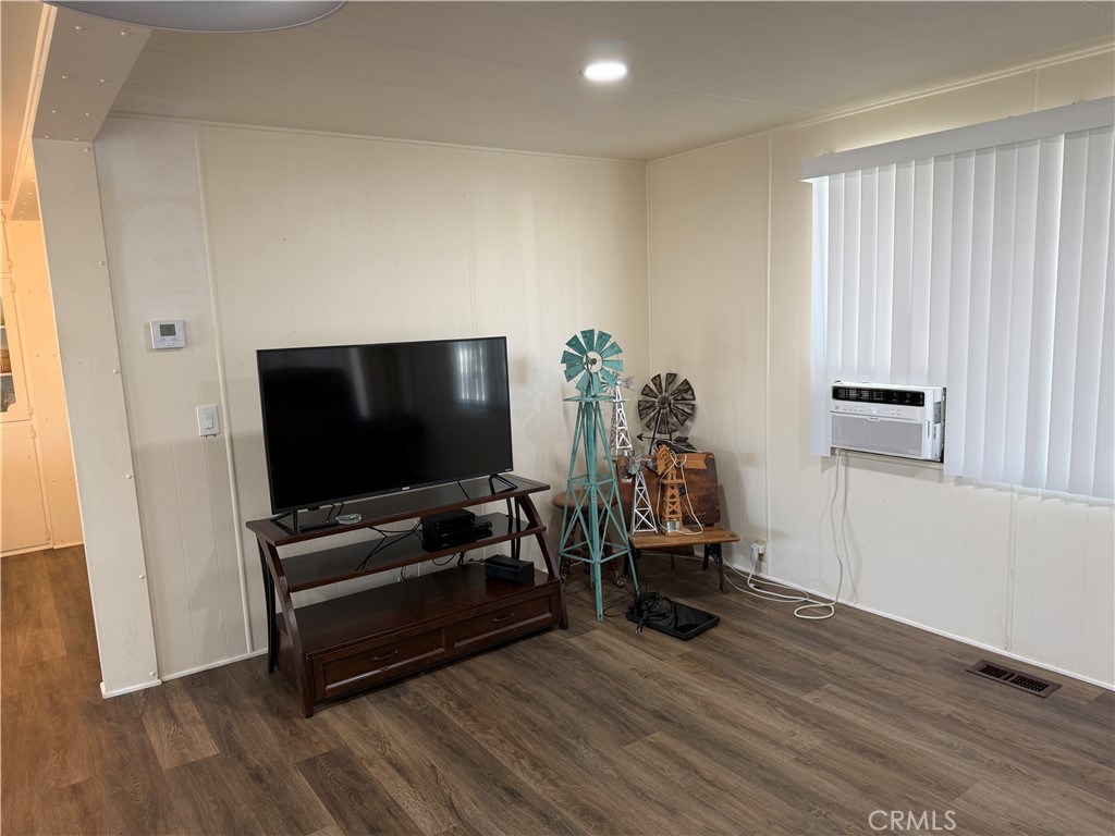 332 N Lyon Avenue 107 Property Photo 9
