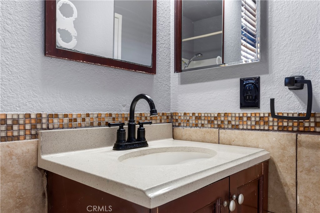 10716 Wakefield Street E Property Photo 15