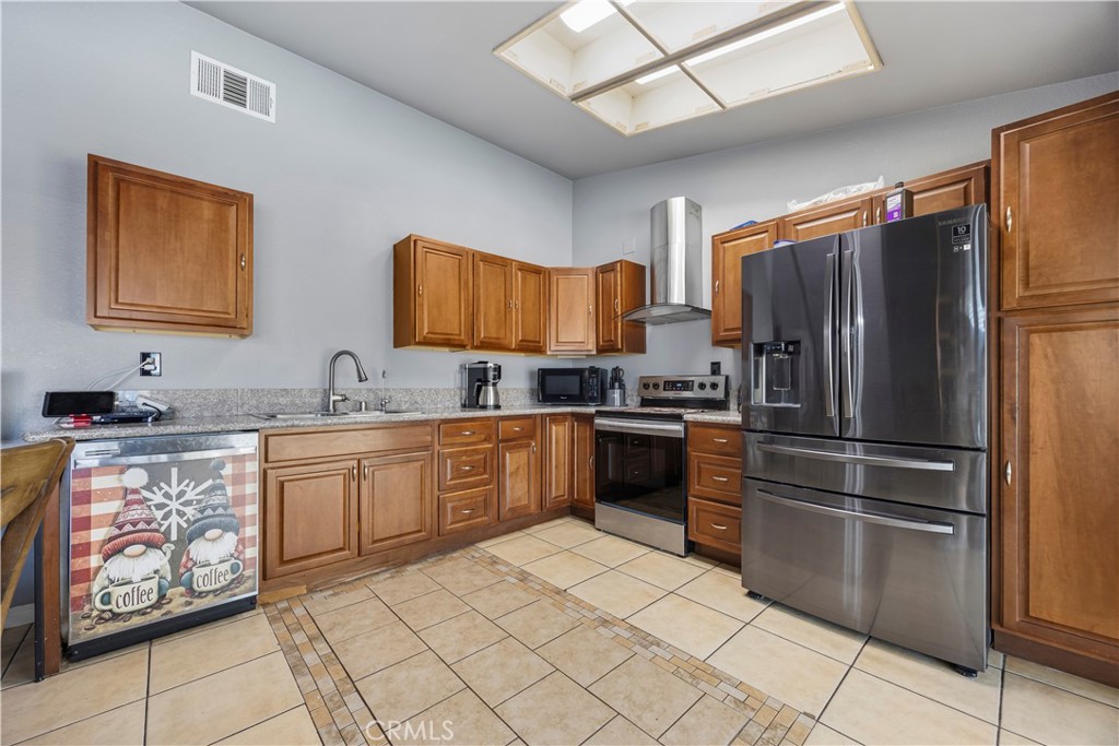10716 Wakefield Street E Property Photo 24