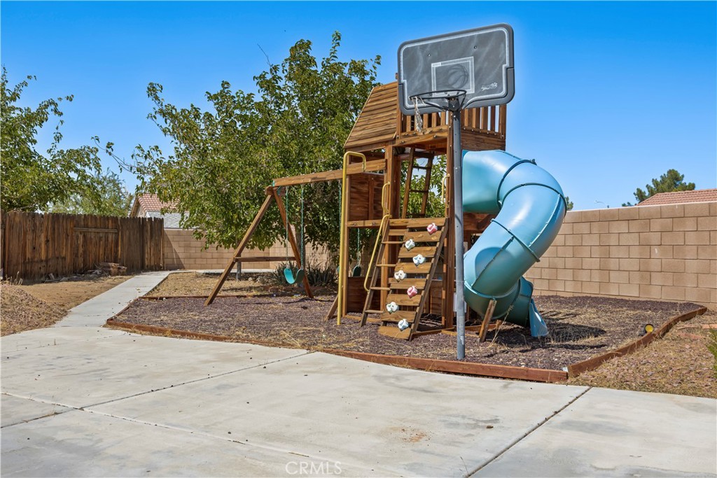 10716 Wakefield Street E Property Photo 27