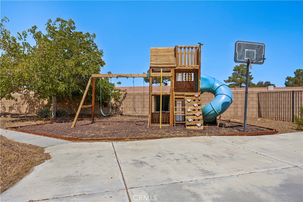 10716 Wakefield Street E Property Photo 28