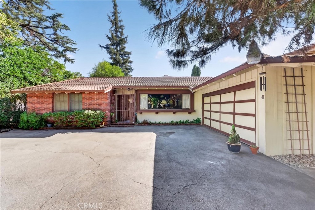 36 E Longden Avenue Property Photo 10