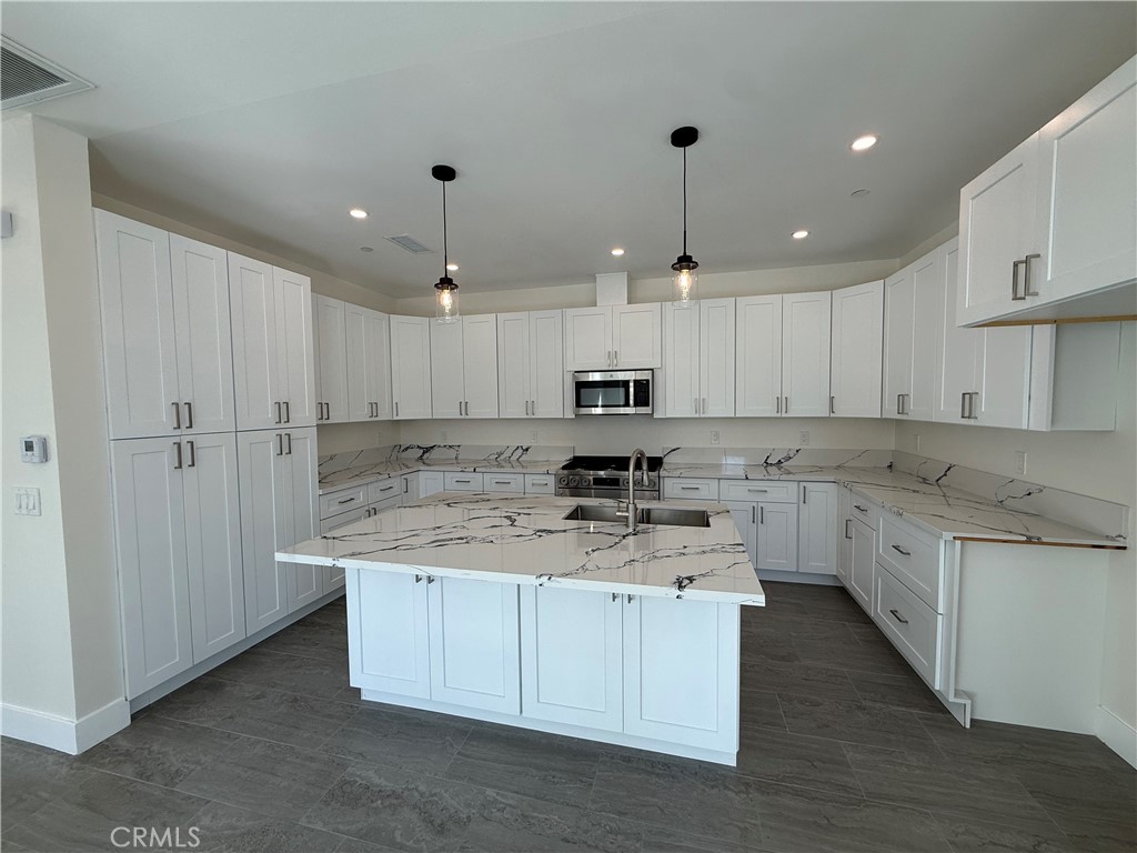 179 E 8th Street Property Photo 8