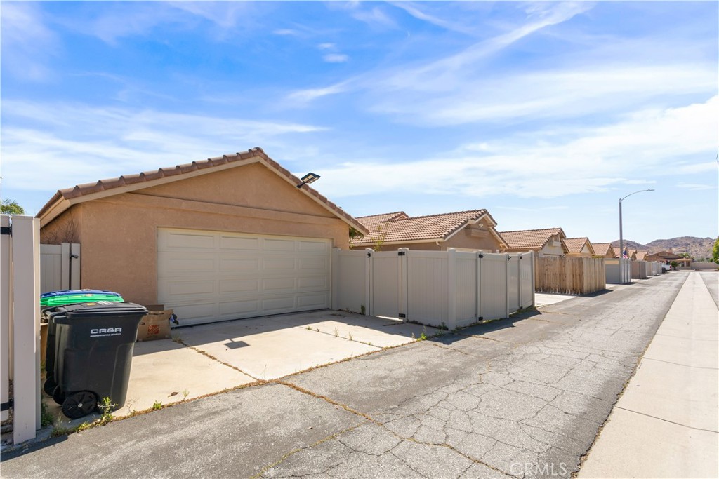 2750 La Paz Property Photo 3
