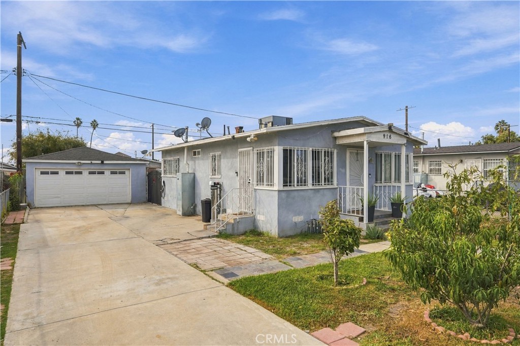 916 E 103rd Place Property Photo 1