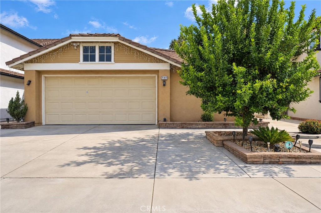560 Coudures Property Photo 1