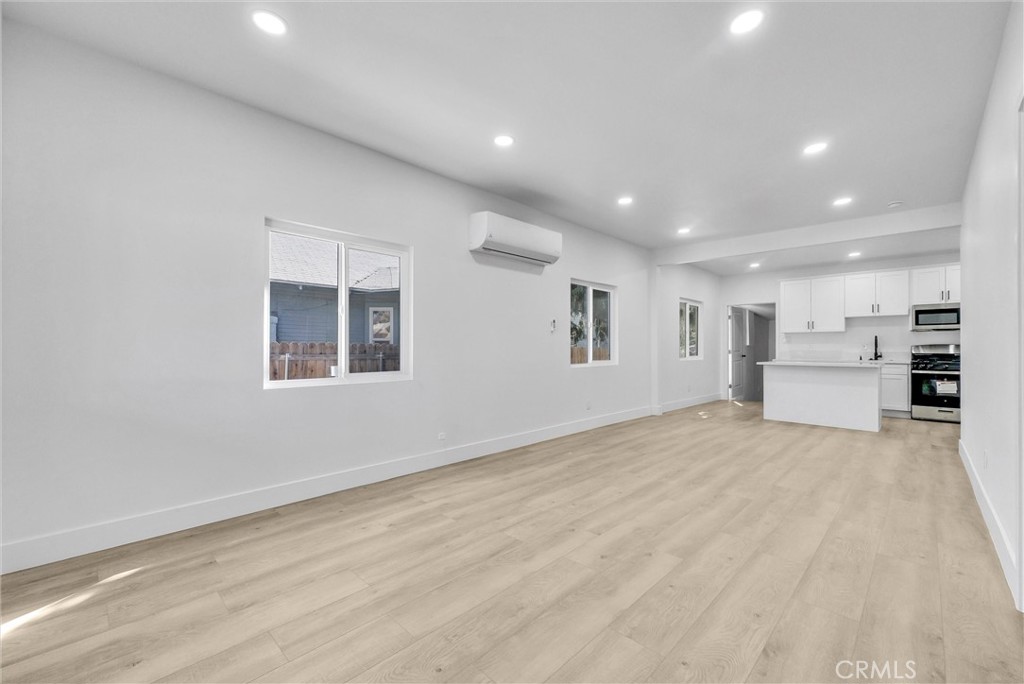 731 W 8th Street Property Photo 6