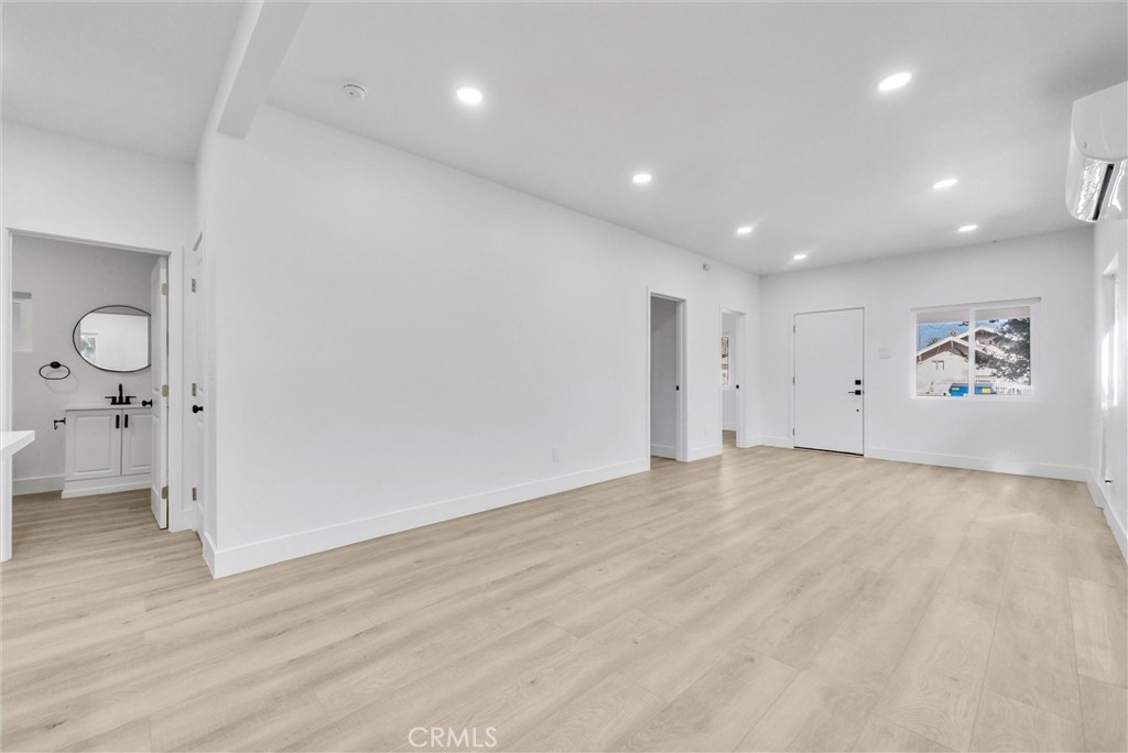 731 W 8th Street Property Photo 9